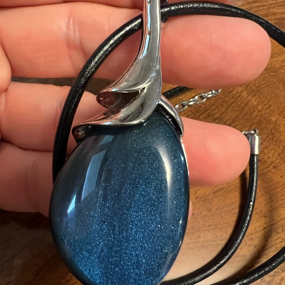 EUC sparkling blue pendant with matching earrings - Picture 6 of 7